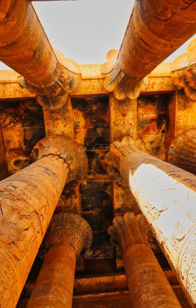 Téléchargez les photos : Vue du plafond noirci du temple soutenu par des colonnes florales dans la galerie hypostyle dans le temple d'Horus à Edfou construit pendant l'ère ptolémaïque entre 237 à 57 av. J.-C. près d'Assouan, Egypte - en image libre de droit