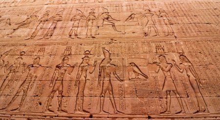 Téléchargez les photos : Mur en bas-relief représentant Ptolémée V Épiphane faire des offrandes à Horus et Hathor dans le temple d'Horus à Edfou construit pendant l'ère ptolémaïque entre 237 à 57 avant JC près d'Assouan, Egypte - en image libre de droit