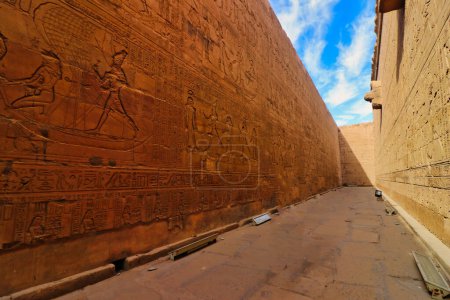 Téléchargez les photos : Imposants murs de grès richement décorés de l'histoire d'Horus et les rois ptolémaïques dans le temple d'Horus à Edfou construit pendant l'ère ptolémaïque entre 237 à 57 avant JC près d'Assouan, Egypte - en image libre de droit