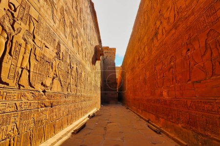 Téléchargez les photos : De riches murs de grès jaune décorés de l'histoire d'Horus et de rois ptolémaïques dans le temple d'Horus à Edfou construit à l'époque ptolémaïque entre 237 et 57 av. J.-C. près d'Assouan, en Égypte - en image libre de droit