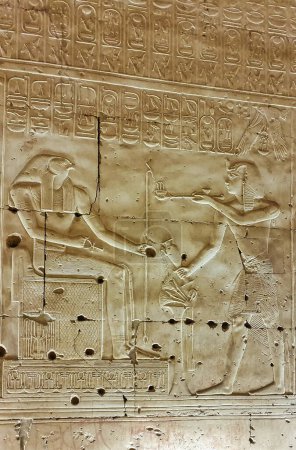 Téléchargez les photos : Pharoah Seti I fait des offrandes d'encens à une forme assise de Dieu Horus dans le bas-relief de mur magnifiquement détaillé dans le temple de Seti construit au 13ème siècle avant JC par le Pharoah Seti I près d'Abydos, Egypte - en image libre de droit