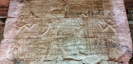 Téléchargez les photos : Panneau en relief mural détaillé représentant Pharoah Seti I faisant des offrandes à Dieu Horus dans le Temple de Seti construit au 13ème siècle avant JC par le Pharoah Seti I près d'Abydos, Egypte - en image libre de droit