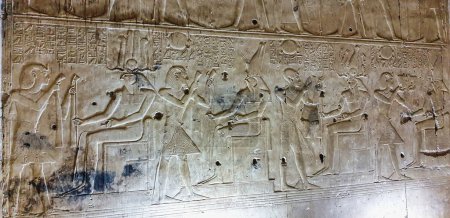 Téléchargez les photos : Pharoah Seti I fait des offrandes à différentes formes de Dieu Horus dans la chapelle d'Horus dans ce mur en relief peint dans le temple de Seti construit au 13ème siècle avant JC par le Pharoah Seti I près d'Abydos, Egypte - en image libre de droit