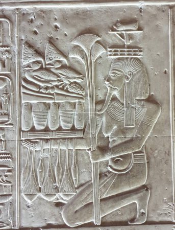 Téléchargez les photos : Bas-relief mural du dieu du Nil Hapi représenté agenouillé tenant une table d'offrande chargée d'oies, de fruits et de pain dans le temple de Seti construit au 13ème siècle avant JC par le Pharoah Seti I près d'Abydos, Egypte - en image libre de droit