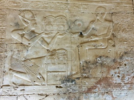 Téléchargez les photos : Pharoah Seti I fait des offrandes de fruits et de fleurs au dieu Ptah d'art et de création dans la chapelle de Ptah dans le temple de Seti construit au 13ème siècle avant JC par le Pharoah Seti I près d'Abydos, Egypte - en image libre de droit
