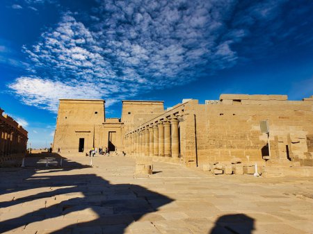 Prächtige Pylonen und Innenhöfe mit Kollonaden vor strahlend blauem Himmel am Tempel der Isis auf der Insel Philae am Nassersee, erbaut von Nektanebo und Ptolemäus Pharaonen in der Nähe von Assuan, Ägypten