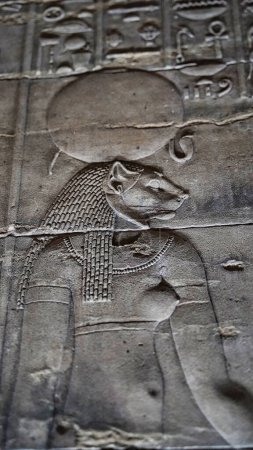 Sachmet, die Löwengöttin Nahaufnahme Wandrelief in weichem Bokeh-Fokus im Tempel der Isis auf der Insel Philae am Nassersee, erbaut von Nektanebo und Ptolemäus Pharaonen in der Nähe von Assuan, Ägypten