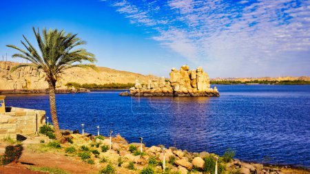 Blick von der Insel Agilkia im Nassersee an einem strahlend sonnigen Tag in der Nähe des Tempels der Isis auf der Insel Philae im Nassersee, erbaut von Nektanebo und Ptolemäus Pharaonen in der Nähe von Assuan, Ägypten