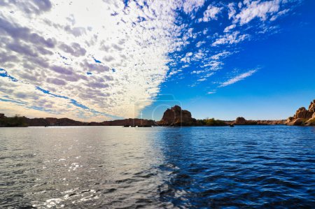 Vues depuis l'île d'Agilkia sur le lac Nasser par une brillante journée ensoleillée près du temple d'Isis à l'île Philae sur le lac Nasser, construit par Nectanebo et Ptolémée Pharoahs près d'Assouan, Egypte