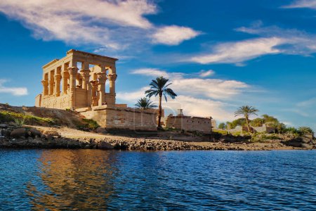 Téléchargez les photos : Vue imprenable sur les colonnes du Kiosque de Trajan sur l'île d'Agilkia dans le Temple d'Isis à l'île Philae sur le lac Nasser, construit par Nectanebo et Ptolémée Pharoahs près d'Assouan, Egypte - en image libre de droit