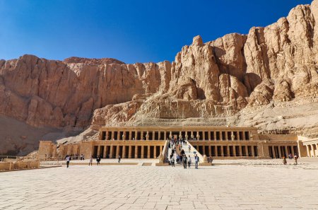 Der prachtvolle Totentempel der Hatschepsut am Westufer des Nils, der der Großen 18. Dynastie der Pharaonin Hatschepsut gewidmet ist, Meisterwerk altägyptischer Architektur in der Nähe von Luxor, Ägypten