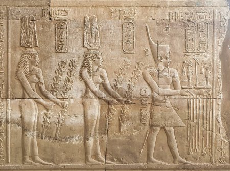 Relief mural de Cléopâtre III, Cléopâtre II et Ptolémée VIII Euergetes II faisant des offrandes au Temple de Sobek et Haroeris construit au 2ème siècle avant JC par Ptolémée pharoah à Kom Ombo, près d'Assouan, Egypte