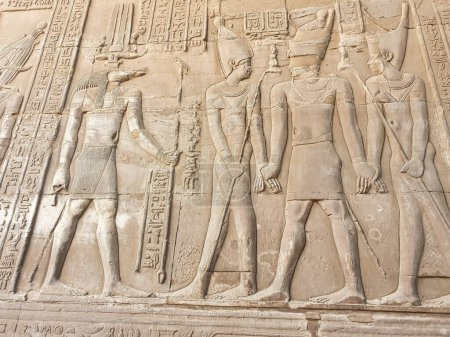 Relieve mural de Faraón Ptolomeo frente a la diosa con cabeza de cocodrilo Sobek en el Templo de Sobek y Haroeris construido en el siglo II aC por faraones Ptolomeo en Kom Ombo, cerca de Asuán, Egipto