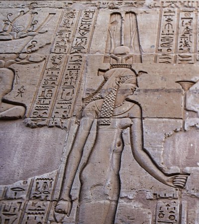 Relief mural coulé de la Cléopâtre II Consort de Ptolémée VIII sur les piliers extérieurs avec bokeh focus au Temple de Sobek et Haroeris construit par Ptolémée pharoahs à Kom Ombo, près d'Assouan, Egypte