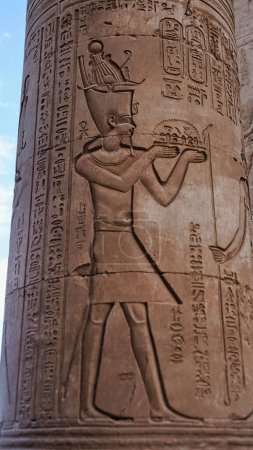 Mur en relief du pharaon Ptolémée VIII Euergetes II Tryphon sur les piliers extérieurs au Temple de Sobek et Haroeris construit au IIe siècle avant JC par Ptolémée pharaons à Kom Ombo, près d'Assouan, Egypte