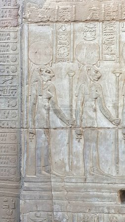 Wandrelief der Löwengöttin Sachmet in zwei Formen am Tempel von Sobek und Haroeris, erbaut im 2. Jahrhundert v. Chr. von Ptolemäus-Pharaonen in Kom Ombo, in der Nähe von Assuan, Ägypten