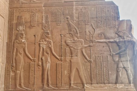 Soulagement mural de Cléopâtre III, Cléopâtre II et Ptolémée VIII Euergetes II devant Horus au Temple de Sobek et Haroeris par Ptolémée pharoah à Kom Ombo, près d'Assouan, Egypte