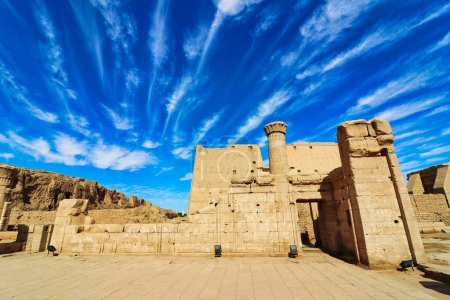 Beau ciel bleu vif et motifs de nuages tordus sur le temple atmosphérique de Kom Ombo dédié à la déesse crocodile Sobek et Haroeris construit par Ptolémée pharaons à Kom Ombo, près d'Assouan, Egypte