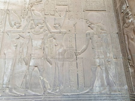 Soulagement Mural des Déesses Wadjet et Nekhbet de l'Egypte inférieure et supérieure couronnant Ptolémée VIII Euergetes II devant Haroeris au Temple de Sobek et Haroeris à Kom Ombo, près d'Assouan, Egypte