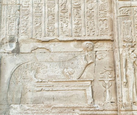 Wandrelief eines heiligen Nilkrokodils, das der krokodilköpfigen Göttin Sobek im Tempel von Sobek und Haroeris gewidmet ist, erbaut im 2. Jahrhundert v. Chr. von Ptolemäus-Pharaonen in Kom Ombo, in der Nähe von Assuan, Ägypten