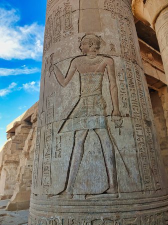 Magnífico relieve de pared hundido de Faroah Ptolemy VIII Euergetes II Tryphon en una de las columnas exteriores en el templo de Sobek y Haroeris construido en 2do siglo A.C. por Ptolemy pharoahs en Kom Ombo, cerca de Asuán, Egipto