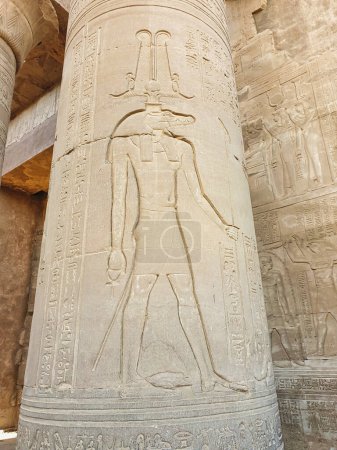 Gesunkenes Wandrelief der krokodilköpfigen Göttin Sobek auf einer der äußeren Säulen des Tempels von Sobek und Haroeris, der im 2. Jahrhundert v. Chr. von Ptolemäus-Pharaonen in Kom Ombo, in der Nähe von Assuan, Ägypten, erbaut wurde