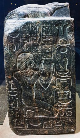 Seitenansicht eines Granitsteinblocks mit Opfergaben von Nebnefer, einem Priester aus der Regierungszeit von Amenhotep III. bis Sobek im Krokodilmuseum in der Nähe des Sobek-Tempels in Kom Ombo, in der Nähe von Assuan, Ägypten
