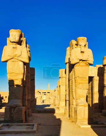 Templo oriental de Ramsés II, también conocido como Templo de Ptah ", con estatuas de Ramsés II, construido durante su reinado en el complejo del templo de Karnak dedicado a Amón-Ra en Luxor, Egipto