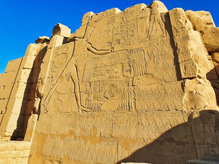 Famoso bajorrelieve mural que muestra al Gran Faraón Thutmosis III asesinando prisioneros cananeos en la batalla de Meguido en el séptimo pilón del complejo del templo de Karnak dedicado a Amón-Ra en Luxor, Egipto