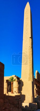Obélisque de Thoutmôsis I debout à 21,2 mètres construit vers 1500 avant JC entre les 3ème et 4ème pylônes dans le magnifique complexe du temple Karnak dédié à Amun-Re à Louxor, Egypte