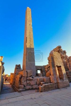 Der Große Obelisk der Hatschepsut, mit 29,6 m der höchste ägyptische Obelisk, der von der Großen Pharaonin Hatschepsut aus der 18. Dynastie um 1460 v. Chr. auf dem Karnak-Tempelkomplex zu Ehren des Amun-Re in Luxor, Ägypten, errichtet wurde