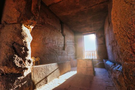 Los rayos del sol de la mañana iluminan el santuario de Amón que solía tener una estatua de Amón-Re, la Deidad Principal de las dinastías del Imperio Nuevo en el complejo del templo de Karnak dedicado a Amón-Re en Luxor, Egipto