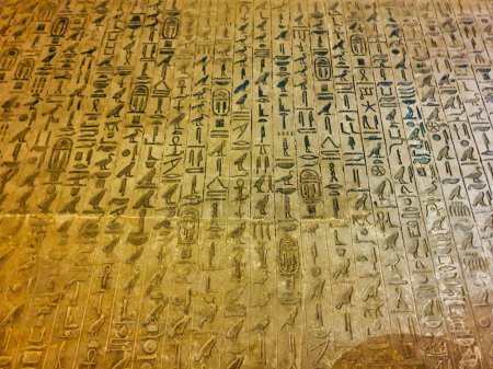 Textos jeroglíficos de la famosa pirámide dentro de la pirámide de Unas de la quinta dinastía que identifica al rey con Ra y Osiris en después de la vida en la necrópolis de Saqqara cerca de El Cairo, Egipto