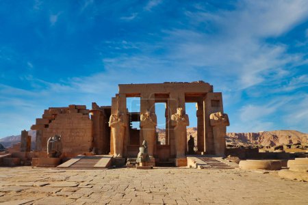 Entrada a la galería Hypostyle del Ramesseum, el templo mortuorio de Pharoah Ramesses II el Grande con sus estatuas que adornan las columnas principales una tarde brillante con cielos azules en Luxor, Egipto