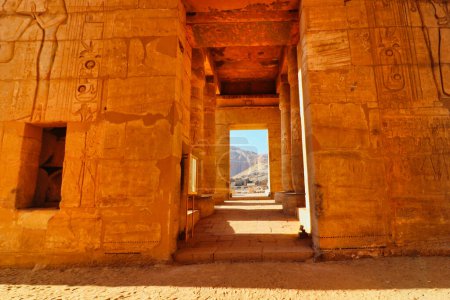 Blick auf die thebanischen Hügel durch ein Tor am Ramesseum, dem Totentempel des Pharao Ramses II. in Luxor, Ägypten