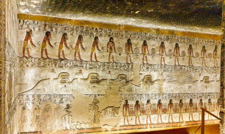 Bemalte Wandreliefs aus dem Buch der Tore Stunde 5, die die Reise der Seele des Königs oder des Ba ins Jenseits im Grab Seti I, KV17 auf der thebanischen Nekropole im Tal der Könige in Luxor, Ägypten zeigen