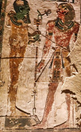 Bemaltes Wandrelief in der Grabkammer J, das Pharao Seti I. vor Gott Ptah auf einer Säule im Grab Seti I., KV17 auf der thebanischen Nekropole im Tal der Könige in Luxor, Ägypten zeigt