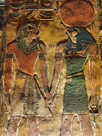 Bemaltes Wandrelief in der Grabkammer J zeigt Pharao Seti I. vor Gott Ra Horachty auf einer Säule im Grab Seti I., KV17 in der thebanischen Nekropole im Tal der Könige in Luxor, Ägypten