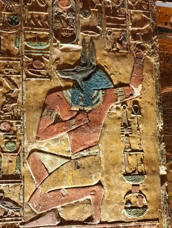 Relieve mural pintado de Chacal encabezado por Anubis, Dios del embalsamamiento en la cámara funeraria J en la tumba de Seti I, KV17 en la necrópolis tebana en el Valle de los Reyes en Luxor, Egipto