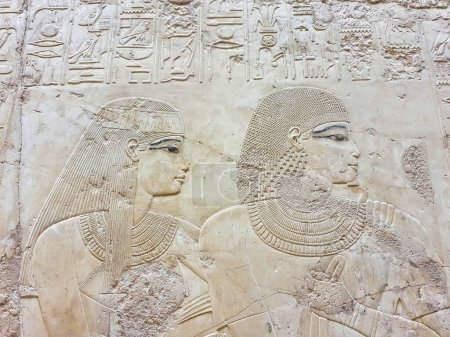 Exquisites Wandrelief des edlen Mannes Ramose und seiner Frau Merit-Ptah im Amarna-Stil im Grab des Ramose, Großwesir von Amenhotep III. und Echnaton, TT55 im Grab des Adligen in Luxor, Ägypten