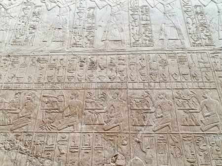 Wandreliefs aus dem Grab des Ramose, die Produkte darstellen, die vor Ramose in das Grab des Ramose, des Großwesirs von Echnaton, gebracht werden, TT55 im Grab des Adels in Luxor, Ägypten