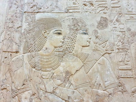 Exquisites Wandrelief des edlen Mannes Ramose und seiner Frau Merit-Ptah im Amarna-Stil im Grab des Ramose, Großwesir von Amenhotep III. und Echnaton, TT55 im Grab des Adligen in Luxor, Ägypten