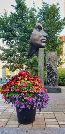 L 'envol, Taking Flight, Monument to the Teaching Brothers von Jules Lasalle, Altstadt vor einem Korb mit schönen Blumen im Garten des Rathauses in Quebec, der Hauptstadt der Provinz Quebec, Kanada