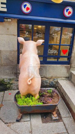 Linda escultura de un cerdo rosa mirando en el restaurante Cochon Dingue en la Rue du Petit Champlain en la ciudad baja de Quebec en la ciudad de Quebec, la capital de la provincia de Quebec, Canadá