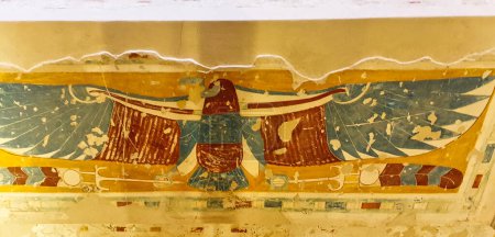 Nahaufnahme eines Gemäldes der ägyptischen Göttin Nekhbet auf dem Dach des Durchgangs im Grab von Ramses IV., KV2, im Tal der Könige, Luxor, Ägypten
