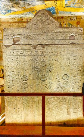 Der rote Granitsarkophag von Ramses IV. ist mit Darstellungen der Uräer verziert, und Schlangen flankieren den König in Osiride-Form im Grab von Ramses IV., KV2, im Tal der Könige, Luxor, Ägypten