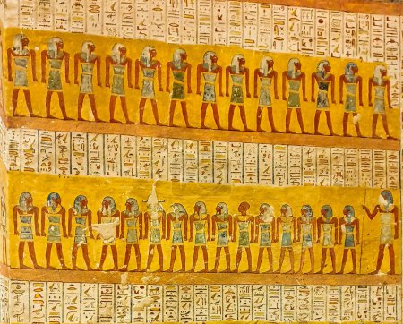 Szene aus dem Buch der Tore, 1. Division, 2. Stunde in diesem wunderschön detailliert bemalten Wandrelief im Grab von Ramses IV., KV2, im Tal der Könige, Luxor, Ägypten