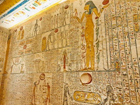 Wandrelief mit Szenen aus dem fünften Abschnitt des Buches der Höhlen auf dem vierten Korridor, Dekoration an der rechten Wand im Grab von Ramses V. und VI., KV9, im Tal der Könige, Luxor, Ägypten