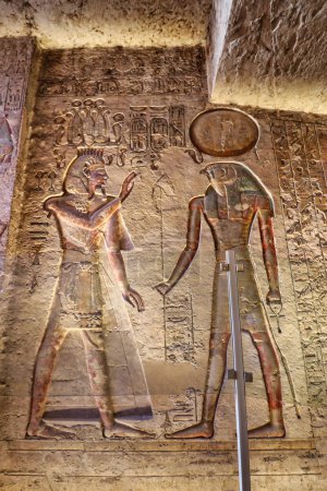 Relieve mural de Ramsés III de pie frente a Re Horakhty en la pared este en la Tumba de Ramsés III, KV11, en el Valle de los Reyes, Luxor, Egipto