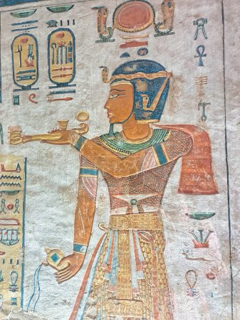 Nahaufnahme Wandrelief von Ramses III., der dem Gott Geb im Grab von Khaemwaset, Prinz und Sohn des Pharao Ramses III., Weihrauch darbringt, QV44, Valley of Queens, Luxor, Ägypten